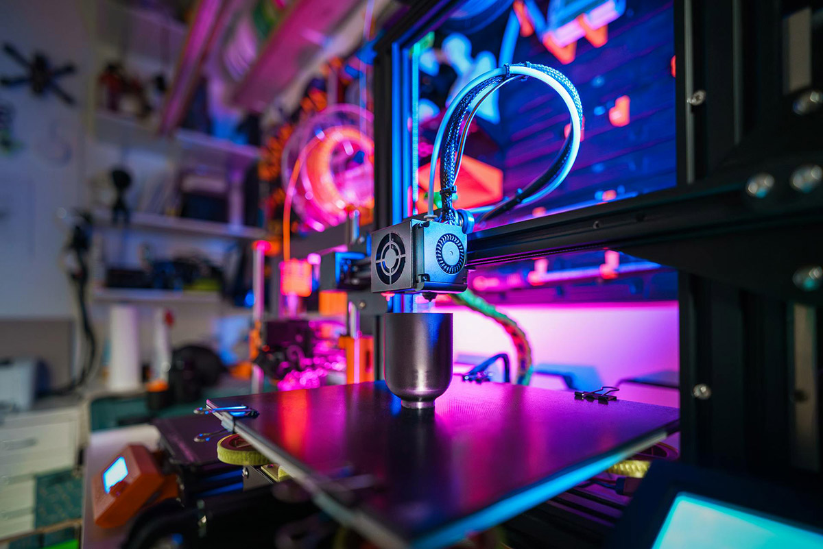 Pink light over a 3D printer.